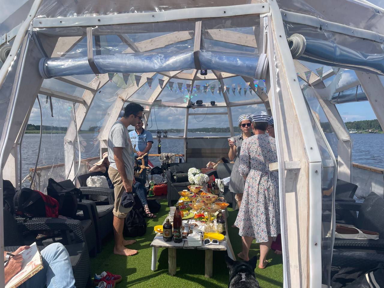 Fête d’adieu sur le bateau